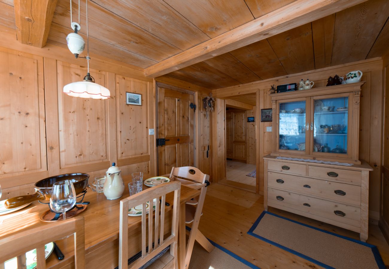 Sure! Here is the translation:  English: Rustic beautiful dining room House in Wildhaus - Nüssli