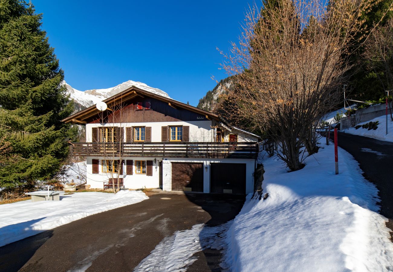 Chalet enneigé avec garage, accès et situation ensoleillée dans le Toggenburg.